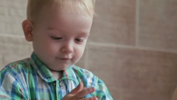 Niño jugar con plastilina — Vídeos de Stock