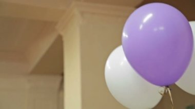 rengarenk balonlar tutan el