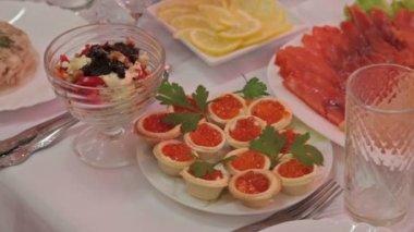 Güzel yemek Ziyafet tablo havyar ile kanepe ile dekore edilmiş