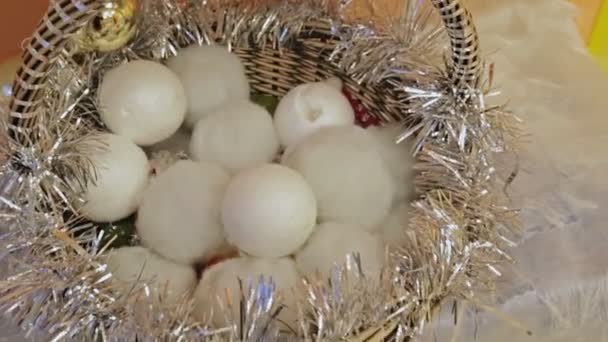 Bolas de nieve de algodón en una cesta — Vídeos de Stock