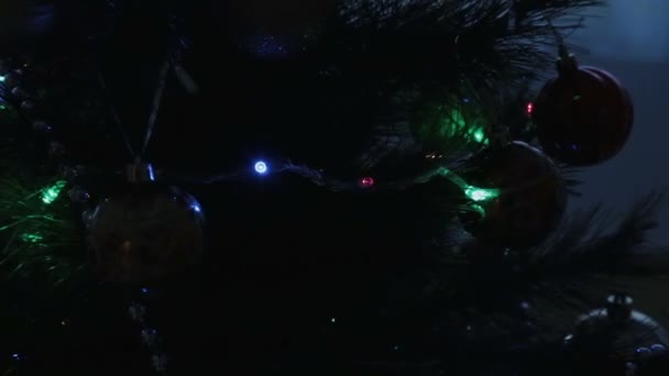 Hristmas Árbol de luces en la oscuridad — Vídeo de stock