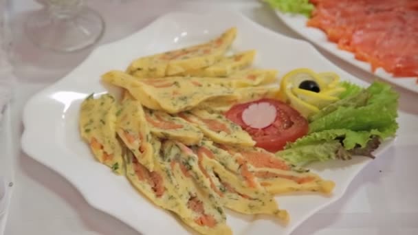 Maravilhosamente decorado mesa de banquete de catering com prato — Vídeo de Stock