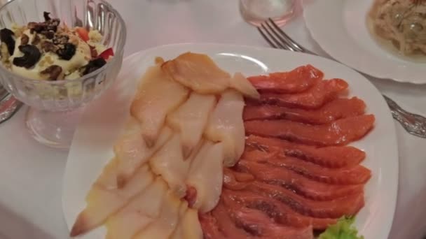 Splendidamente decorato tavolo da banchetto catering con piatto con pesci — Video Stock