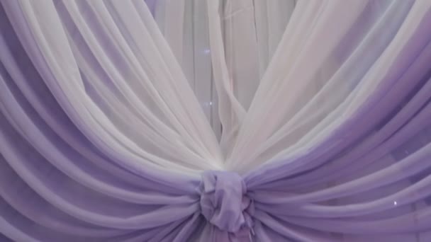 Фиолетовый занавес с огнями в качестве украшения для свадьбы — стоковое видео