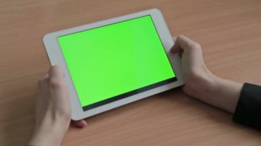 Kadın tablet, yeşil ekran video izleme