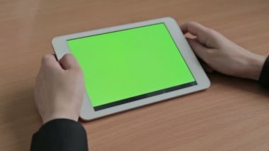 Kadın tablet, yeşil ekran video izleme