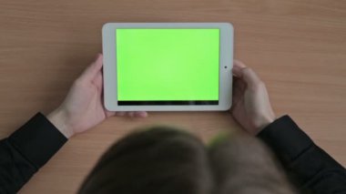 Kadın tablet, yeşil ekran video izleme