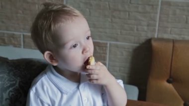 Küçük güzel sarışın çocuk gofret mutfak yemek