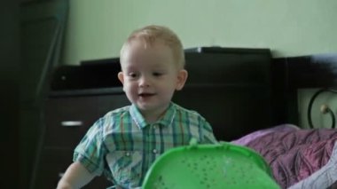 Küçük çocuk oyuncak küpler throw