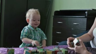 Küçük çocuk oyuncak küpler throw