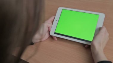 Kadın tablet, yeşil ekran video izleme