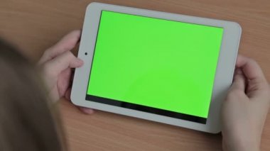Kadın tablet, yeşil ekran video izleme