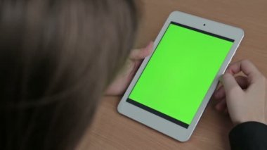 Kadın tablet, yeşil ekran video izleme