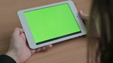 Kadın tablet, yeşil ekran video izleme