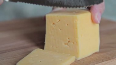 Kadın kesme parça peynir