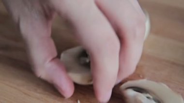Kadının elleri mantar champignon kesme