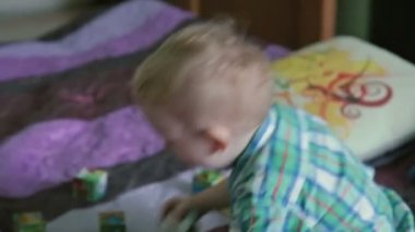 Anne ve oğlu eğlenceli yatakta var.