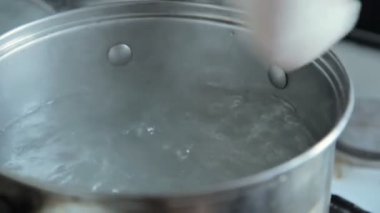 Çiğ tavuk tava içinde koymak