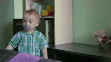 Ciddi çocuk yastığı