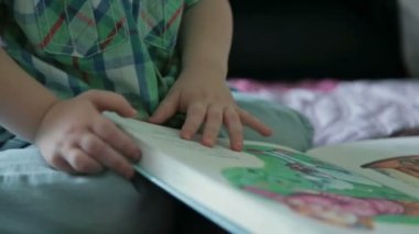 Ciddi çocuk kitap okumak