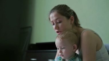 Annesi Divan oğlu ile okuma