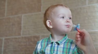 Neşeli anne oğlu konuşmak öğretiyor.