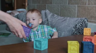 Oyuncak blok oynayan bir çocuk