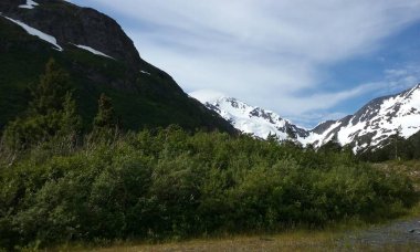 Alaska 'nın Chugach Ulusal Ormanı' ndaki Portage Gölü 'nü çevreleyen dağlar. 13 Haziran 2016