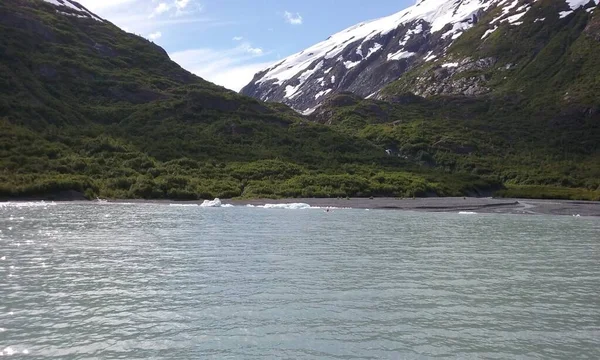 Draaggletsjer in het Chugach National Forest van Alaska. 13 juni 2016 — Stockfoto