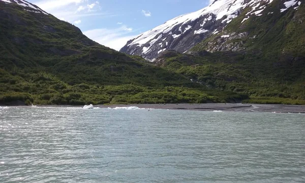 Draaggletsjer in het Chugach National Forest van Alaska. 13 juni 2016 — Stockfoto