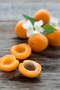 Kayısı ahşap masa üzerinde