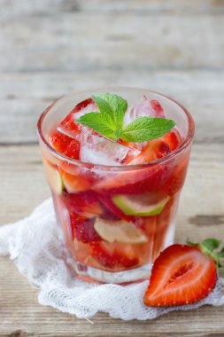 çilek ahşap arka plan üzerinde kokteyl