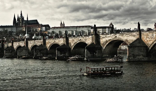 Prag 'daki Charles Köprüsü — Stok fotoğraf