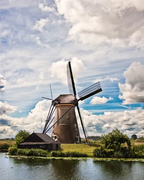 Kinderdijk v Holandsku - větrný mlýn — Stock fotografie