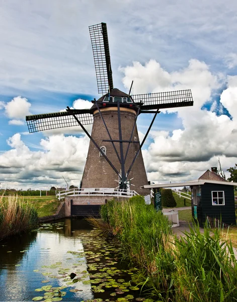 Kinderdijk na Holanda - Moinho de vento — Fotografia de Stock