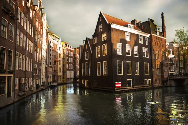 Canali di Amsterdam con edifici — Foto Stock