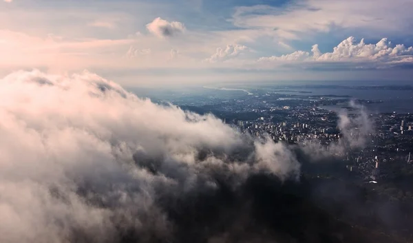 Rio De Janeiro stad i moln Stockbild
