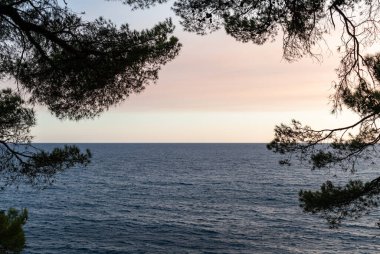 Karadağ 'ın Petrovac na Moru kentindeki Adriyatik Denizi. güzel manzara