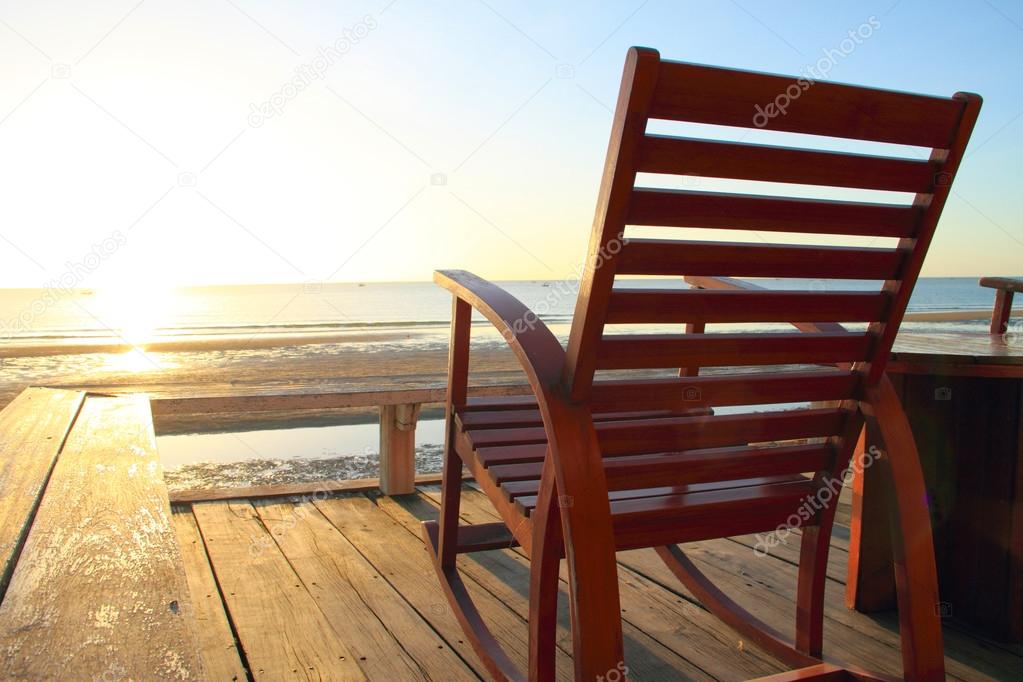 Schaukelstuhl auf der Terrasse, Sonnenaufgang — Stockfoto © toiwoody ... Schaukelstuhl auf der Terrasse, Sonnenaufgang — Stockfoto © toiwoody ...