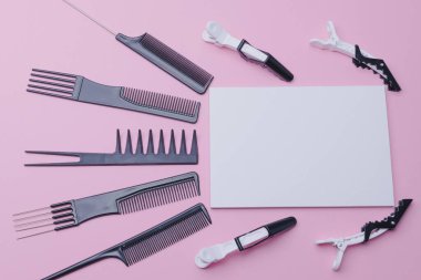 Saç bakımı için bir takım aksesuarlar. Kuaför aletleri. Pembe bir arka planda, beyaz bir sayfa yazı, reklam için..