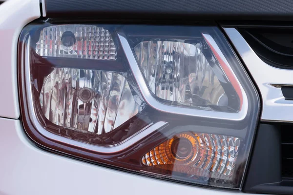 Bilstrålkastare Närbild Modern Terränggående Fordon Vitt Med Svarta Dekorativa Element — Stockfoto