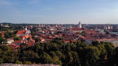 Eski şehrin panoraması. Gedymin Dağı 'ndan Litvanya' nın Vilnius kentinin tarihi eski kısmına hava manzarası. Yaz zamanı. Yatay fotoğraf. 