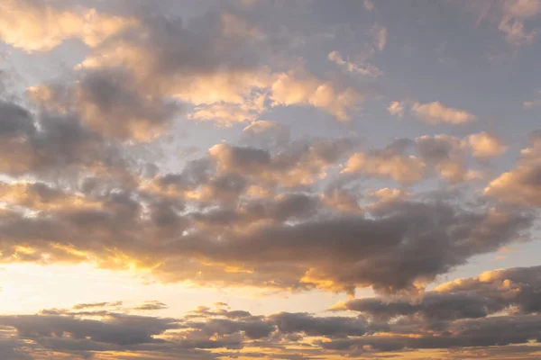 Wolken Himmel Abend Zur Stunde Des Sonnenuntergangs Wunderschön Von Strahlen lizenzfreie Stockfotos