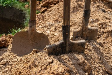 Kürekler yere. Toprak işleri inşaat konsepti. Yatay fotoğraf.