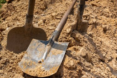 Kürekler yere. Gömme ve gömme konsepti. Ayin, mezar kazma. Yatay fotoğraf.