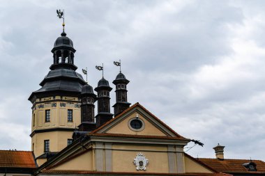 Nesvizh, Belarus - Ağustos 2021: Radziwill 'in Nesvizh Şatosu, bir saray ve park kompleksi. Antik mimarinin elementleri. Yatay fotoğraf.
