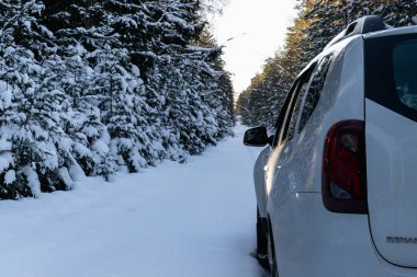Vitebsk, Belarus - Şubat 2021: Beyaz Renault Duster karlı bir orman yolunda. Extreme off-road, 4x4. Yatay fotoğraf.