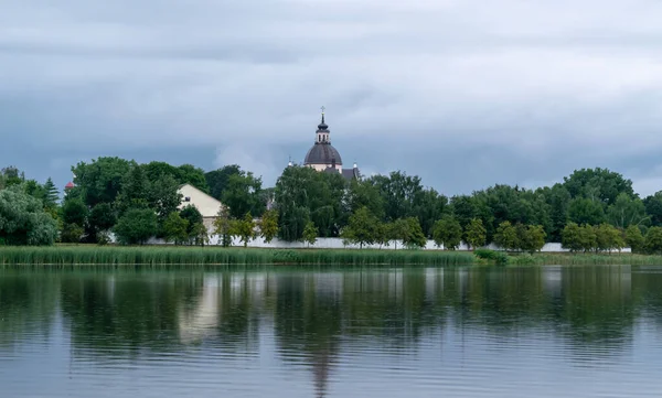 Lago Com Vista Para Antiga Igreja Farny Nesvizh Bielorrússia Linda — Fotografia de Stock