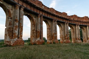 Ruzhany, Belarus - Ağustos 2021: Bir yaz günü gün batımında Ruzhany 'de Sapieha prenslerinin saray kompleksi. Yatay fotoğraf.