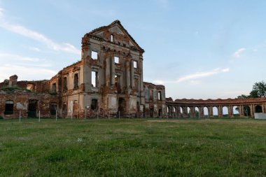 Ruzhany, Belarus - Ağustos 2021: Bir yaz günü gün batımında Ruzhany 'de Sapieha prenslerinin saray kompleksi. Yatay fotoğraf.